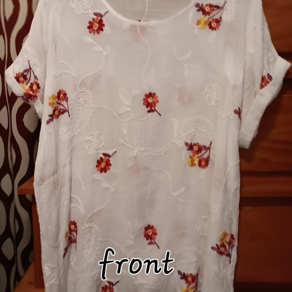 Chic Floral Embroidered Blouse in White